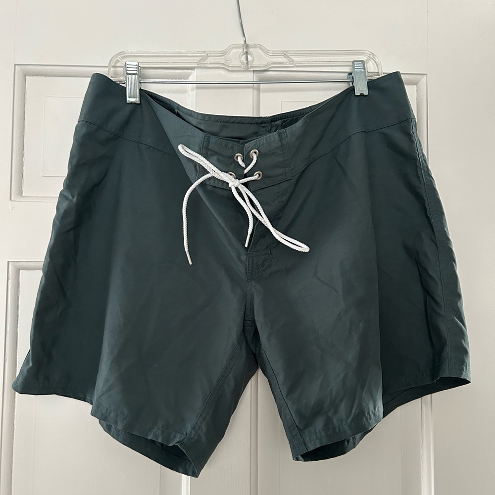Carve designs boardshort EUC size 14